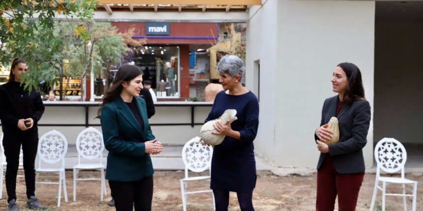 Silopi’de “Kahramanın Sonsuz Sürgünü” Sergisine Yoğun İlgi: Ezidi Halkının Hafızasına Dokunan Sanatsal Yolculuk Sürüyor
