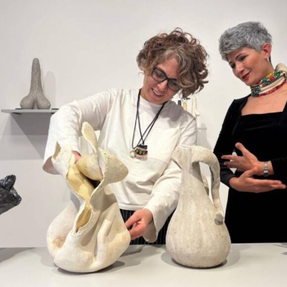 Ezidi kamplarında gönüllü psikolog olarak çalıştı, ağıdı seramiğe taşıdı